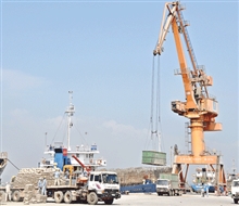 Bốc xếp hàng hóa tại Cảng Nghi Sơn&nbsp;