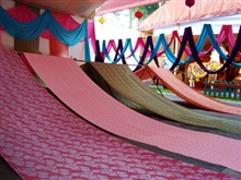 Lụa Vạn Phúc là một trong 7 làng nghề truyền thống được hỗ trợ xây dựng thương hiệu. 