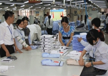 Công nhân Công ty May Thiệu Đô (Thiệu Hóa) sản xuất áo sơ mi xuất khẩu.&nbsp;