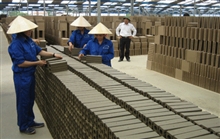 Sản xuất gạch xây dựng tại Công ty CP Sản xuất - Thương mại Lam Sơn (thị xã Bỉm Sơn). Ảnh: Minh Hiếu &nbsp;