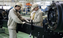 Công nhân Nhà máy sản xuất ô tô VEAM (thị xã Bỉm Sơn) sản xuất ô tô tải nặng.